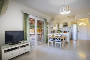 Microwave, oven, stovetop - The Secret to Enjoying Your 5 Star Villa Close to the Beach, Larnaca Villa 1389 (Pervolia)