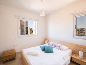 3 bedrooms, laptop workspace, WiFi, bed sheets