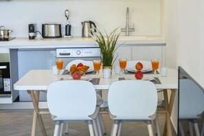 Micro-ondes, four, plaque de cuisson