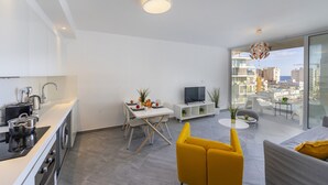 TV - Imagine You and Your Family Renting This Holiday Apartment in Prime Location, Limassol Apartment 1000 (Limassol)