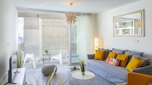 TV - Imagine You and Your Family Renting This Holiday Apartment in Prime Location, Limassol Apartment 1000 (Limassol)