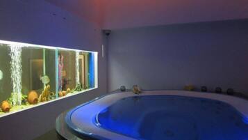 Un área de spa con un jacuzzi y un gran acuario.