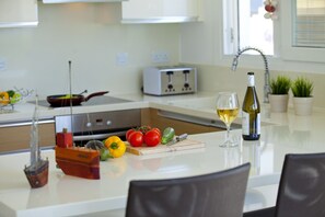 Mikrowelle, Ofen, Herdplatte, Esstisch