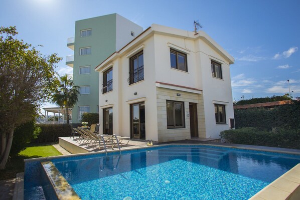 Villa (3 Bedrooms) | Front of property