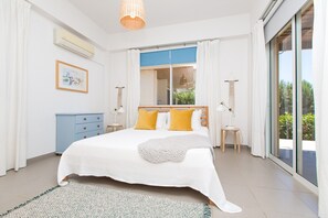 4 bedrooms, laptop workspace, WiFi, bed sheets