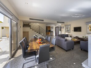 Villa (4 Bedrooms) | Servicio de la propiedad