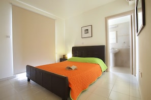 3 bedrooms, laptop workspace, bed sheets