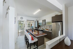 Mikrobølgeovn, ovn, kokeplater og spisebord