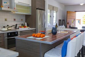 Mikrobølgeovn, ovn, kokeplater og spisebord