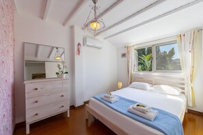 4 bedrooms, laptop workspace, WiFi, bed sheets