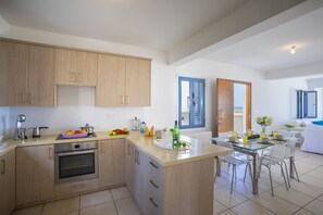 Mikrodalga fırın, fırın, set üstü ocak, yemek masası 