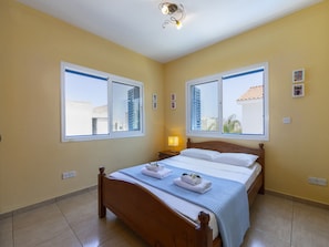 3 bedrooms, laptop workspace, WiFi, bed sheets