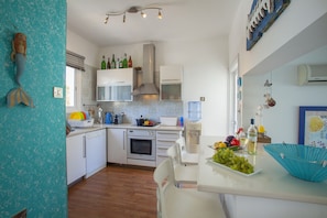 Microonde, forno, piano cottura, tavolo da pranzo