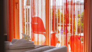 Une chambre d’hôtel avec un lit et une table sur laquelle se trouvent des verres et des bouteilles.