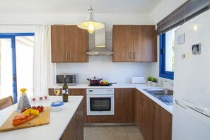 Microwave, oven, stovetop, dining tables - You and Your Family Will Love This Villa Close to the Beach, Protaras Villa 1444 (Paralimni)
