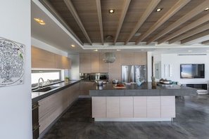 Microondas, horno, placa de cocina
