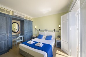 2 quartos, espaço de trabalho para notebook, roupa de cama
