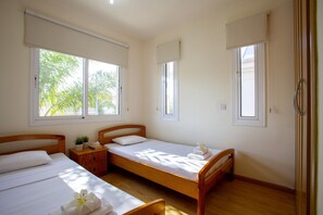 2 bedrooms, laptop workspace, WiFi, bed sheets - Your Luxury 2 Bedroom Villa on Beachfront Complex, Protaras Villa 1445 (Paralimni)