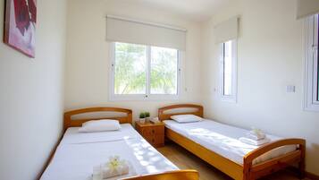 2 kamar tidur, ruang kerja ramah laptop, Wi-Fi, dan seprai linen