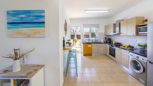 Private kitchen - The Ultimate Guide to Renting Your Luxury 3 Bedroom Villa Near the Beach, Protaras Villa 1478 (Paralimni)
