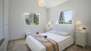4 bedrooms, laptop workspace, WiFi, bed sheets - The Ultimate Guide to Renting Your Luxury 4 Bedroom Villa Near the Beach, Protaras Villa 1527 (Paralimni)