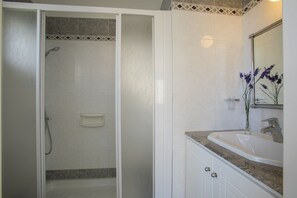 Bathroom - The Ultimate Guide to Renting Your Luxury 4 Bedroom Villa Near the Beach, Protaras Villa 1527 (Paralimni)