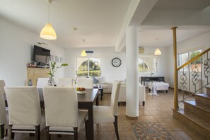 Mikrowelle, Ofen, Herdplatte, Esstisch