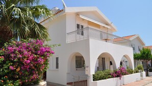 Exterior - The Ultimate Guide to Renting Your Luxury 4 Bedroom Villa Near the Beach, Protaras Villa 1527 (Paralimni)