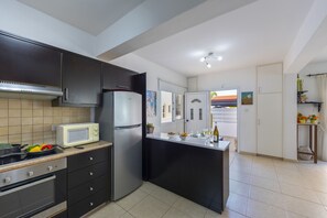 Microondas, horno, placa de cocina, mesa de comedor