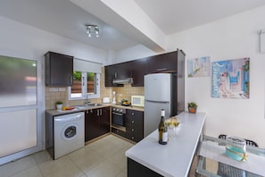 Microondas, horno, placa de cocina, mesa de comedor