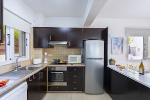 Microondas, horno, placa de cocina, mesa de comedor