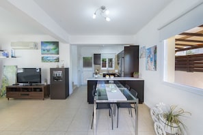 2 bedrooms, laptop workspace, WiFi, bed sheets