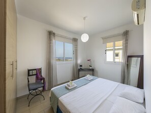 3 slaapkamers, een laptopwerkplek, wifi, beddengoed
