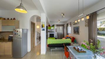 3 bedrooms, laptop workspace, WiFi, bed sheets