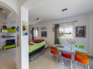 3 bedrooms, laptop workspace, WiFi, bed sheets
