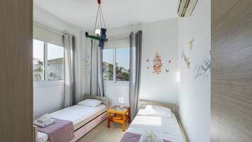 3 bedrooms, laptop workspace, WiFi, bed sheets