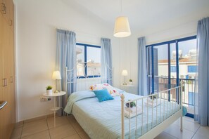 2 多间卧室、笔记本电脑工作区、WiFi、床单