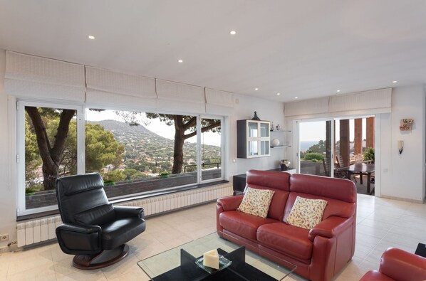 Fireplace - BELL RECO - Incredible garden with private pool, barbecue area, 25 minutes from Barcelona (Cabrils)