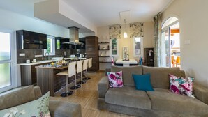 Eine moderne Wohnung mit Küche, Essbereich und Wohnzimmer.