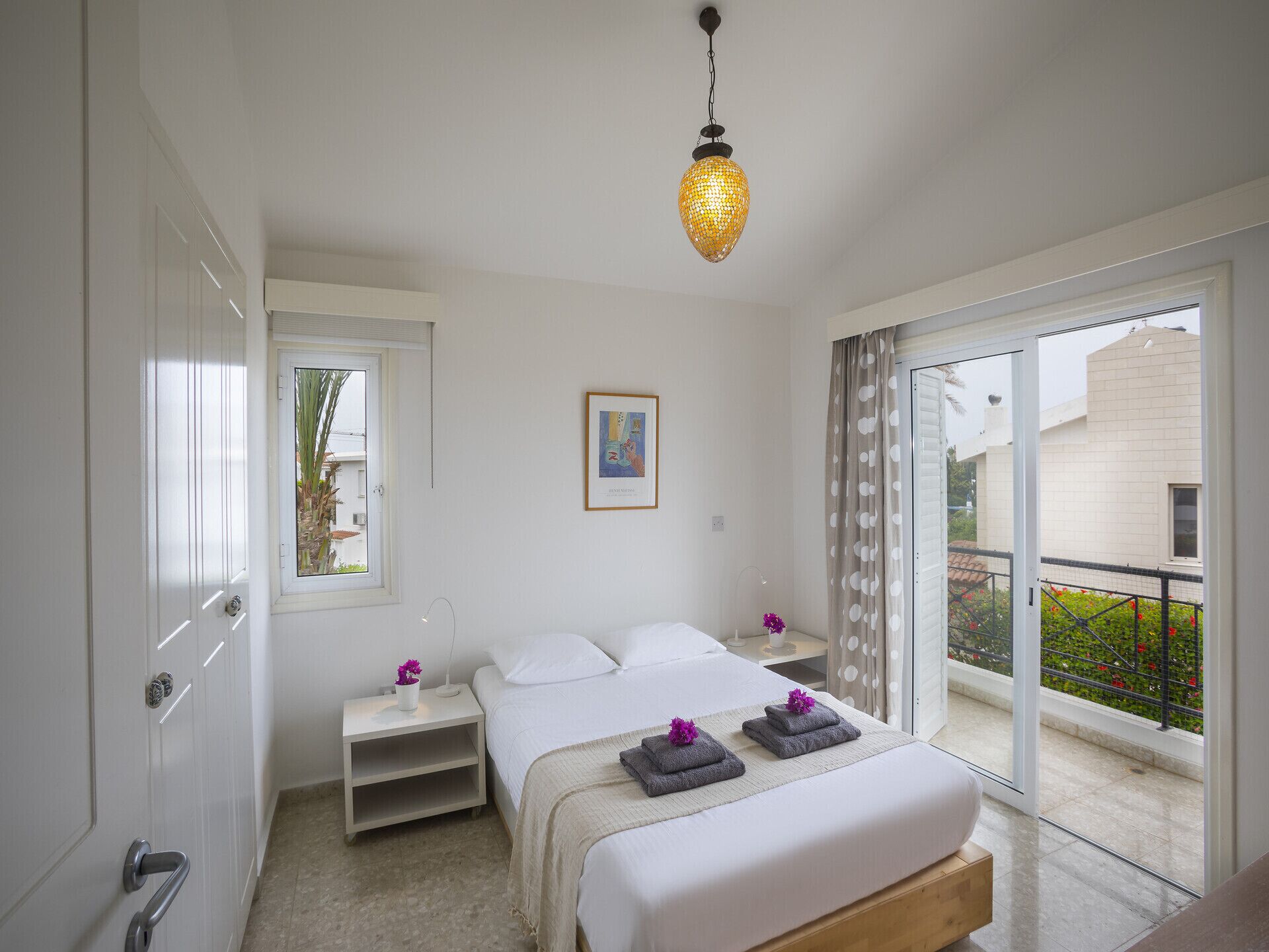 2 bedrooms, laptop workspace, WiFi, bed sheets