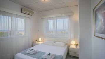 3 kamar tidur, ruang kerja ramah laptop, setrika/meja setrika, dan Wi-Fi