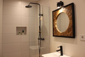 Douche, sèche-cheveux