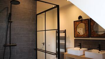 Een douche, een haardroger