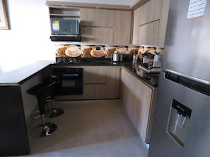 Réfrigérateur, micro-ondes, four, plaque de cuisson