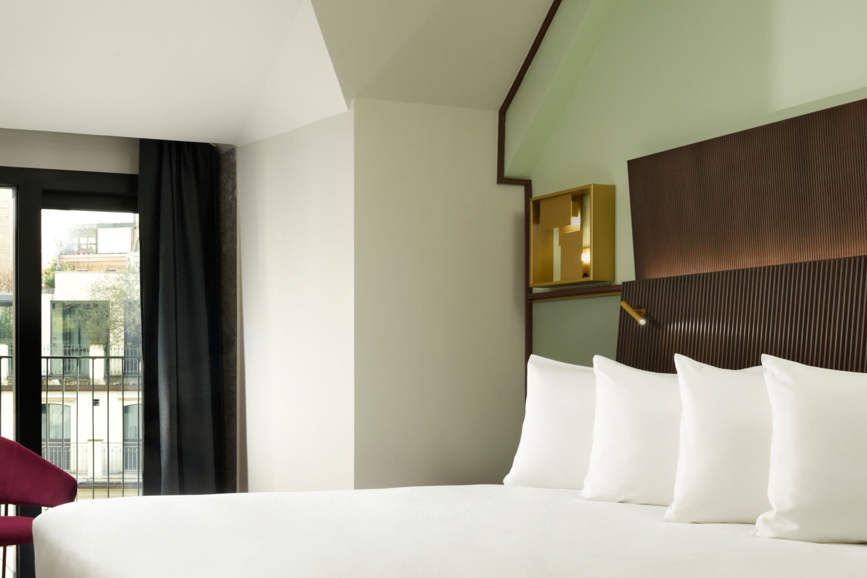 Ein Hotelzimmer mit einem großen Bett, Blick ins Freie und modernem Design.
