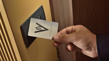 Une main tenant une carte sur laquelle est écrit le mot « ÉTAGE » et qui comporte une flèche indiquant la direction.