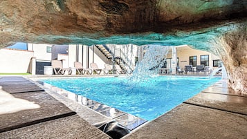 Een buitenzwembad en een verwarmd zwembad