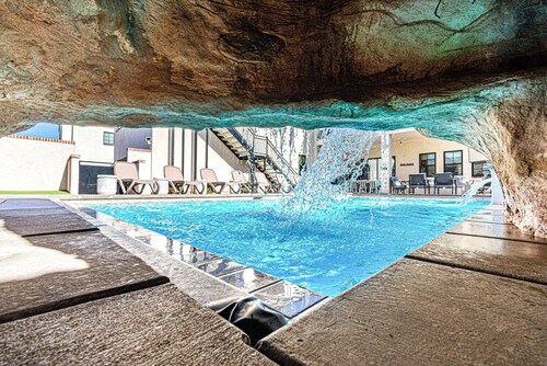 5 Suites, Private Pool, 2 Hot Tubs for 19, 2 Fire Pits, 2 Fridges Sleeps 30