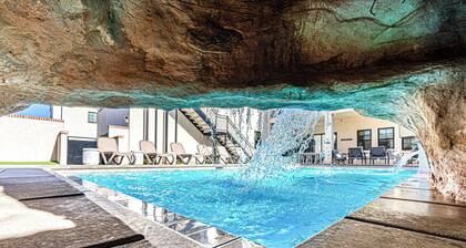 5 Suites, Private Pool, 2 Hot Tubs for 19, 2 Fire Pits, 2 Fridges Sleeps 30