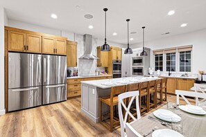 Fridge, microwave, oven, stovetop - 5 Suites, Private Pool, 2 Hot Tubs for 19, 2 Fire Pits, 2 Fridges Sleeps 30 (Hurricane)